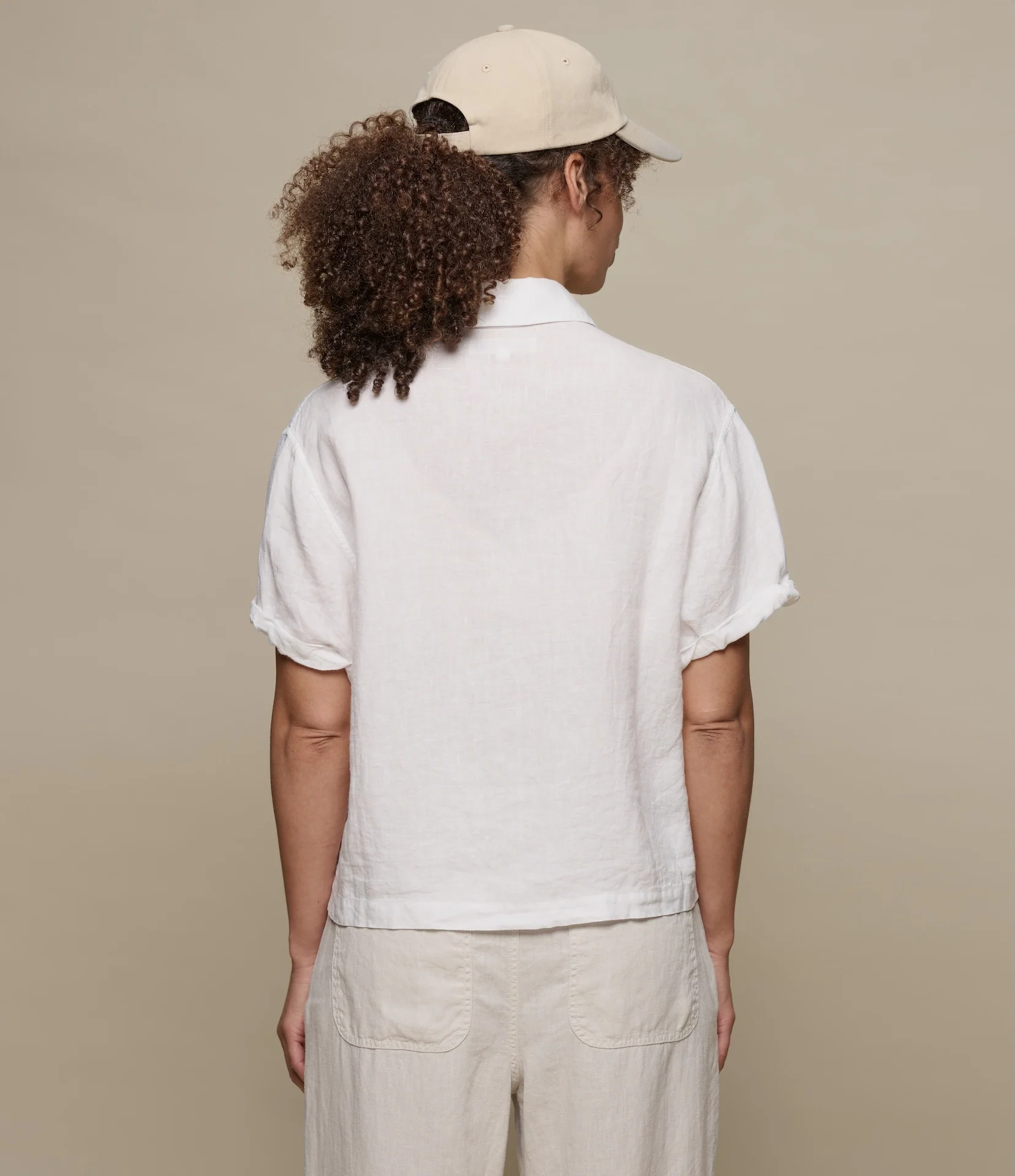 Cropped Linen Women's Shirt with Rolled-Up Sleeves - Image 3